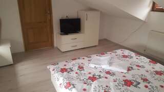 Гостевой дом Carul cu Flori Сибиу Небольшой двухместный номер с 1 кроватью и общей ванной комнатой-1